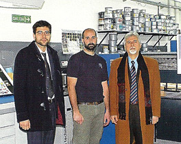 De izquierda a derecha: Alberto Tiberio del representante de KBA Electrografica, Pablo Annoni, el director de Grafica Argentina, y Jonahan Tiberio de Electrografica ante la nueva KBA Rapida 75C.